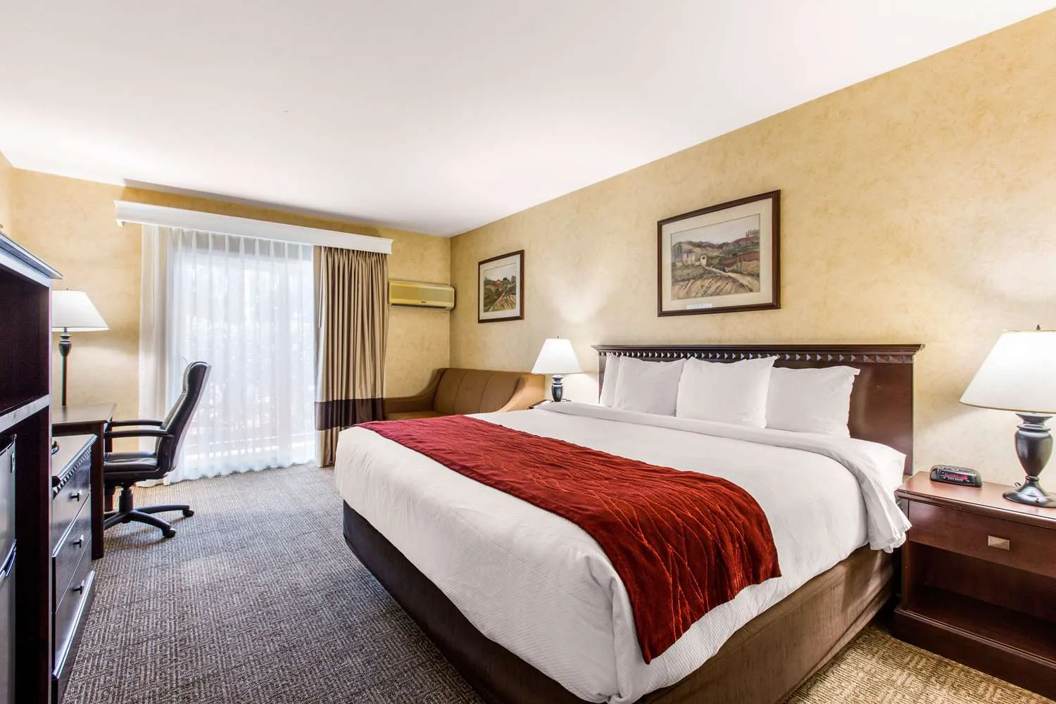 A king room at Comfort Inn Escondido San Diego North County, one of the hotels near San Diego Zoo Safari Park.