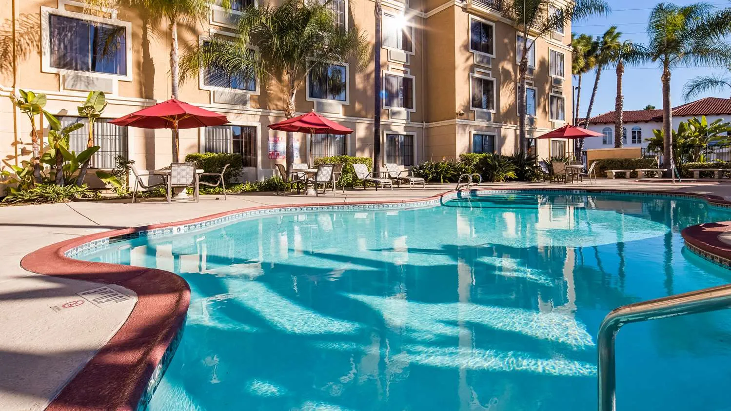 The swimming pool at Best Western Escondido, one of the popular hotels near San Diego Zoo Safari Park