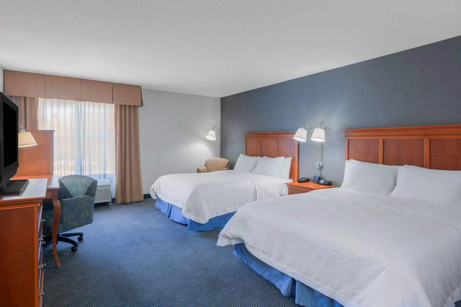 Double bed room Hampton Inn and Suites by Hilton San Marcos near San Diego Zoo Safari Park.