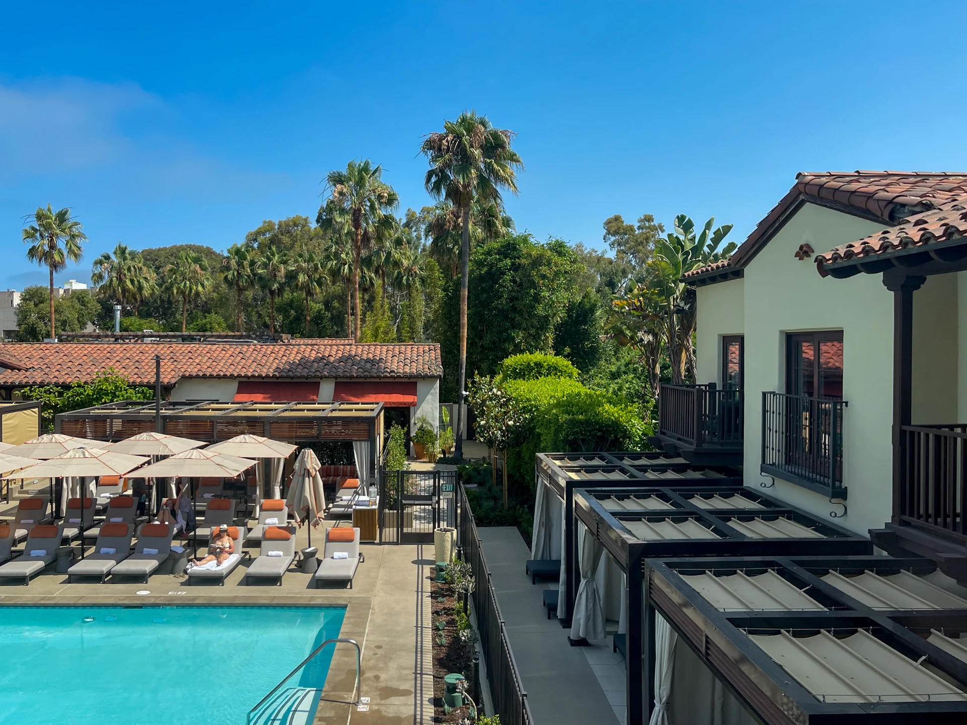 Side view of the Cabana rooms to show how you get to the pool.