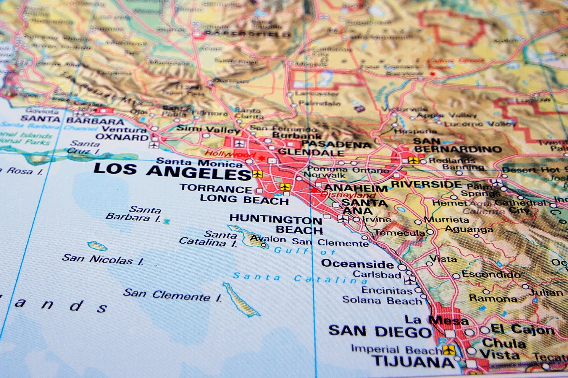 Find out how far is it from Universal Studios to Disneyland and easy transportation methods between the two.