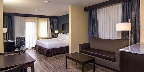 Holiday Inn Express & Suites Solana Baech-Del Mar guest room