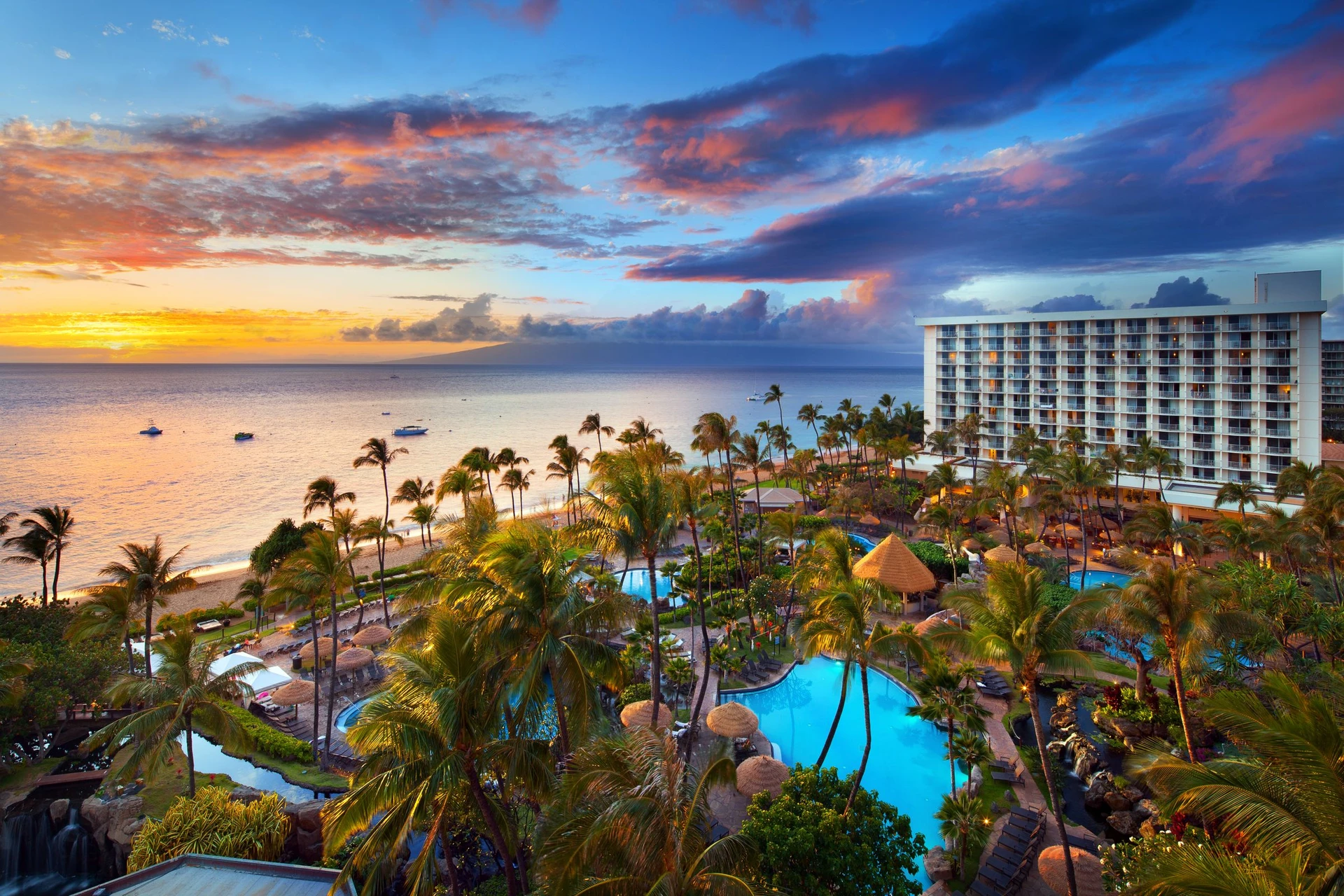 View over the swimming pool to the ocean at Westin Maui.