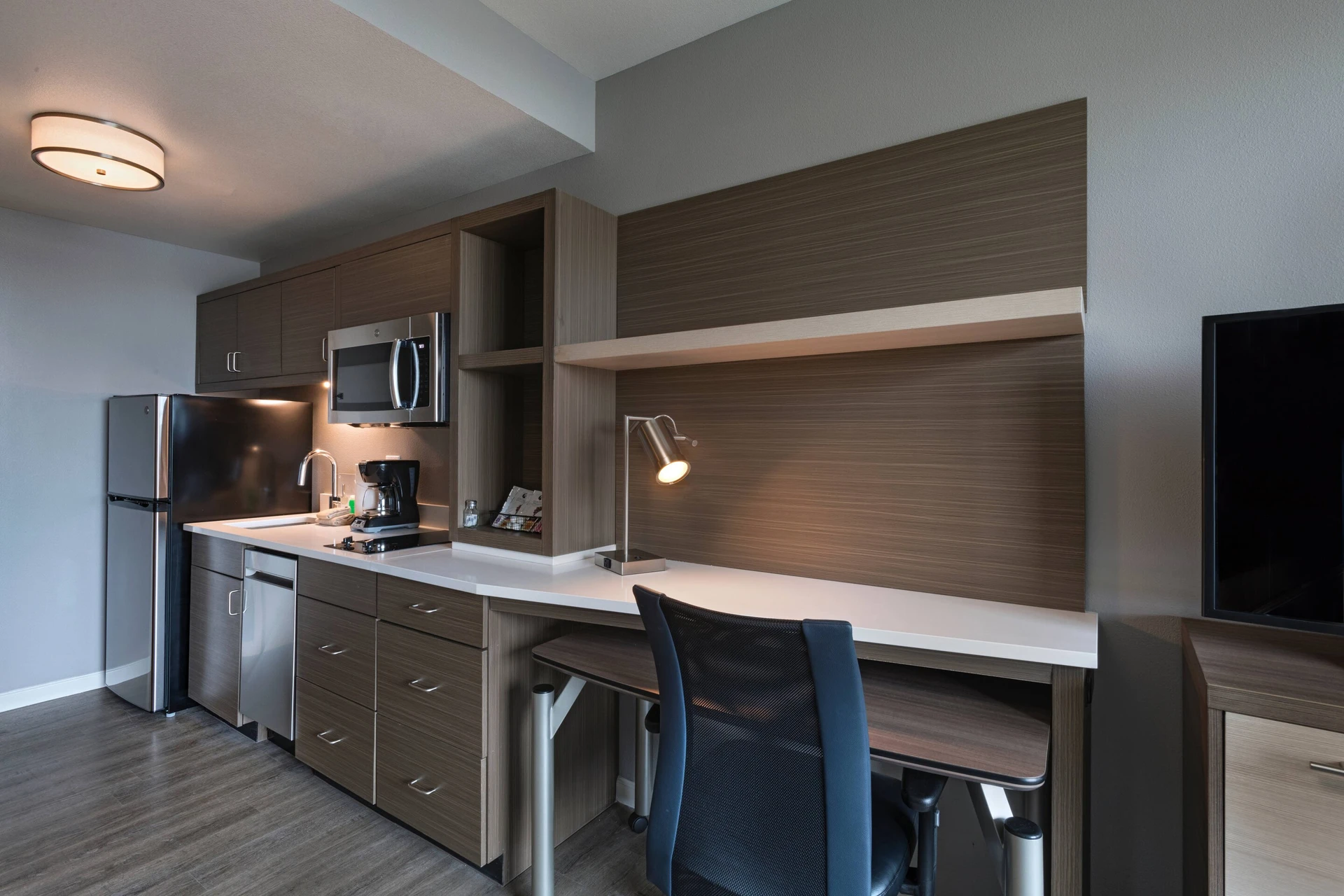 A kitchenette and desk area at TownePlace Suites by Marriott San Diego Airport/Liberty Station.