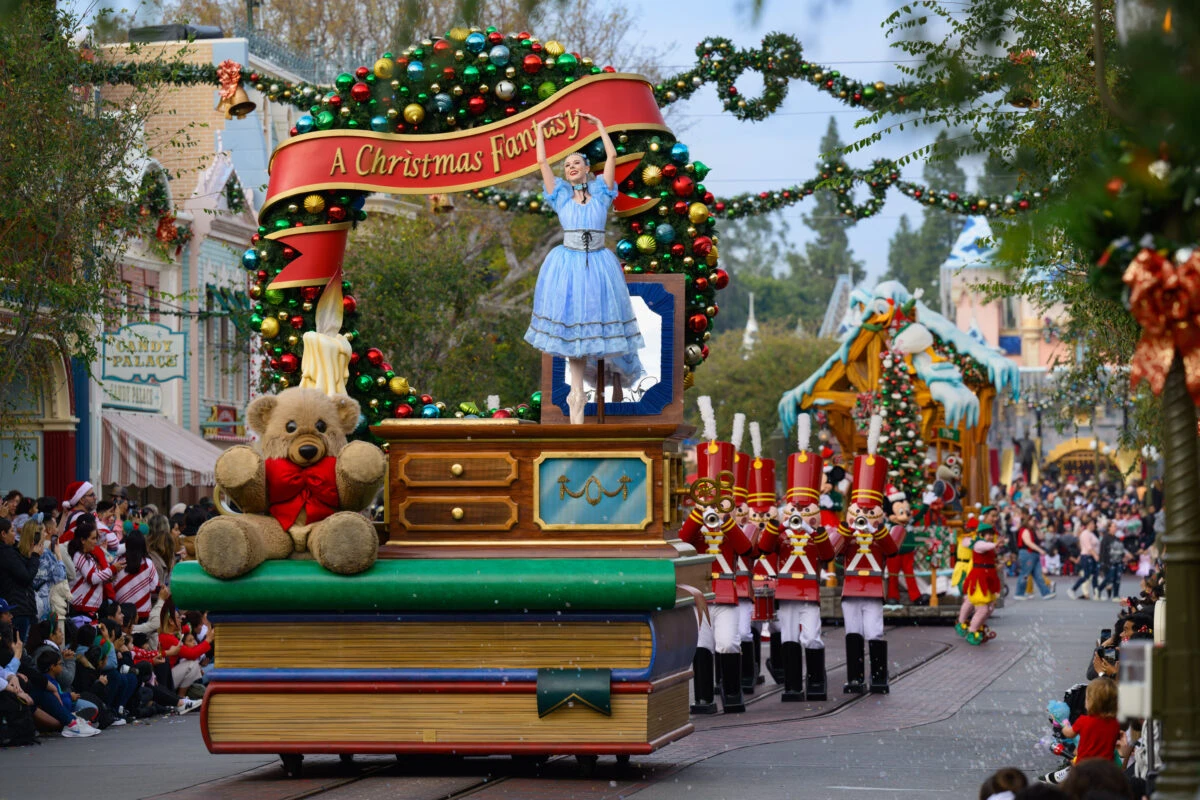 &ldquo;A Christmas Fantasy&rdquo; Parade