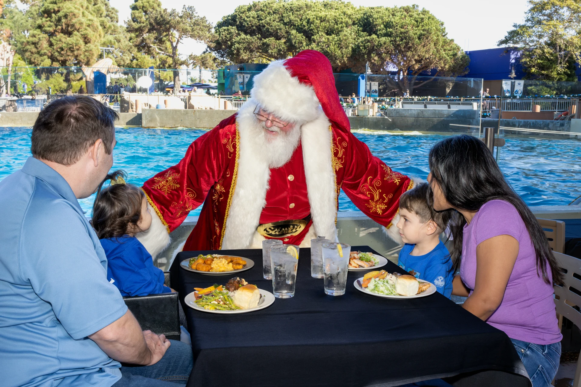Family dining with santa claus in Seaworld San Diego