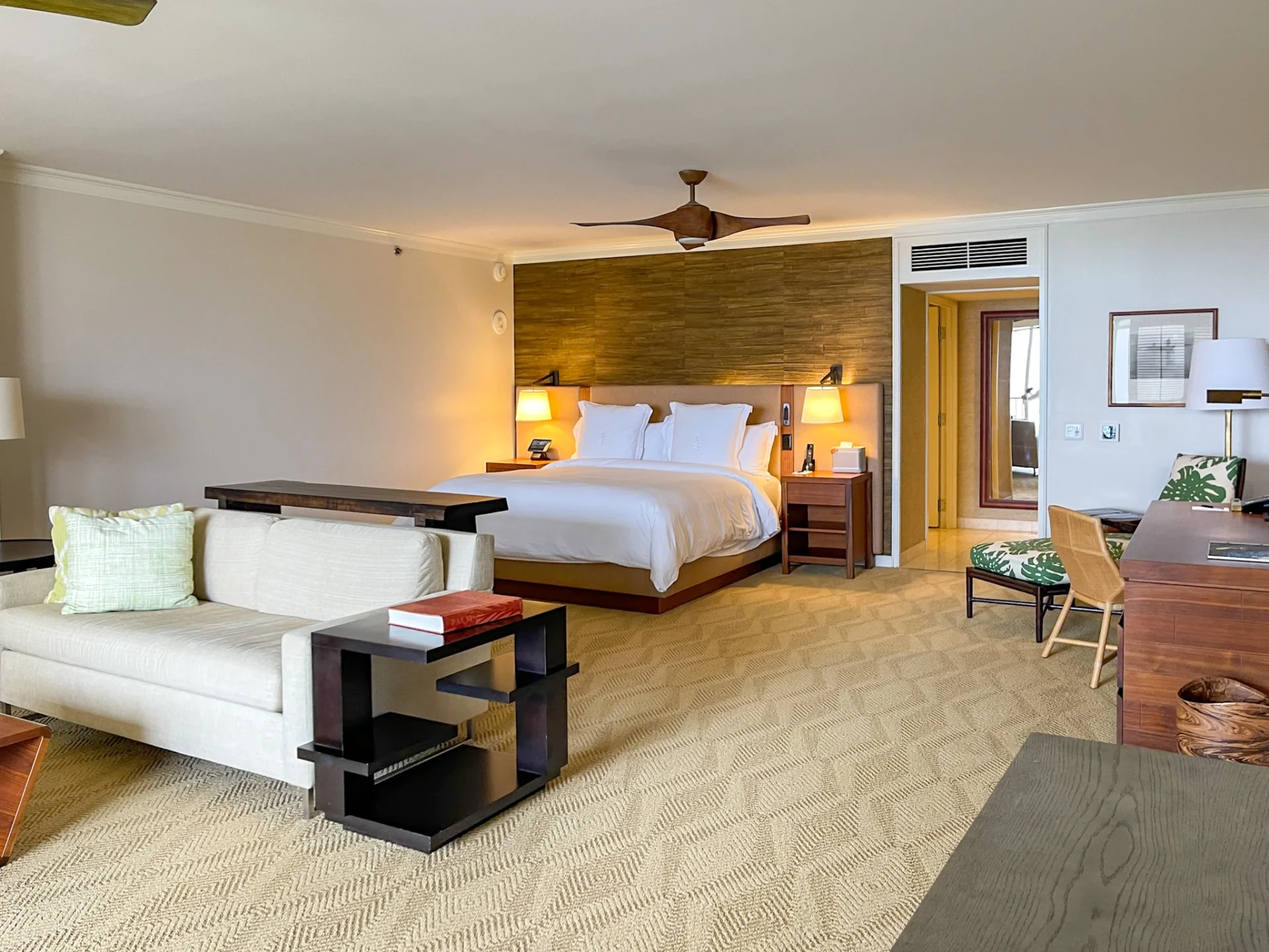 Junior suite bedroom interio at Four Seasons Oahu