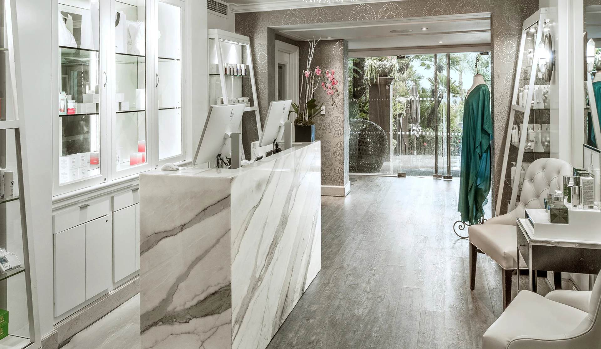 The white, bright check-in area at the Spa.