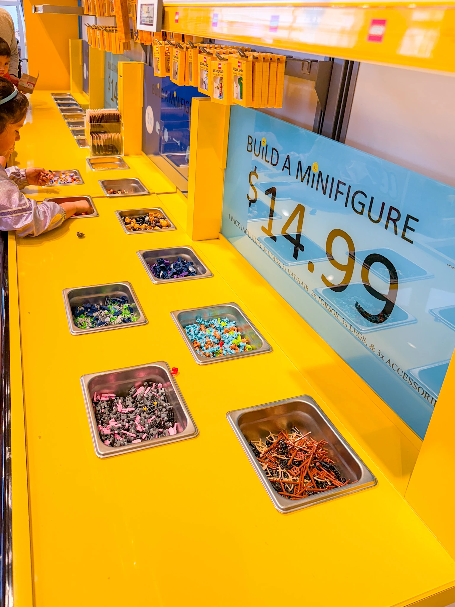 Kids build minifigures at LEGOLAND California.