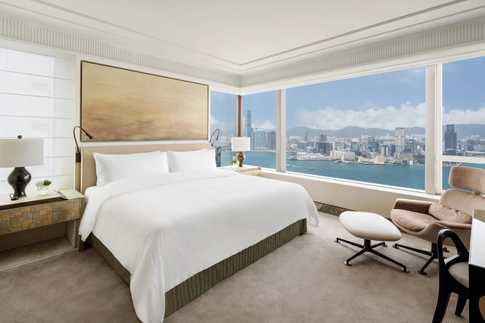 Premier Harbour View Suite - Bedroom